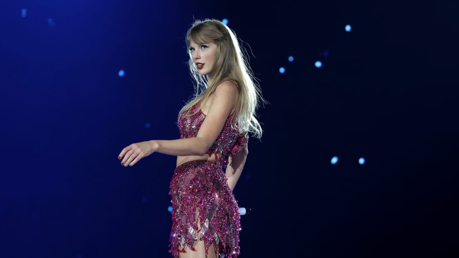 AMC tells Taylor Swift fans they can sing, dance during movie